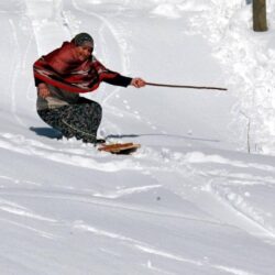 Lazboard, elektirik süpürgesine çekilmiş gibi bir anda toz karda kaybolduğun bembeyaz bir köyde, tahta bir seccade zaman içinde bir yöresel spordur.